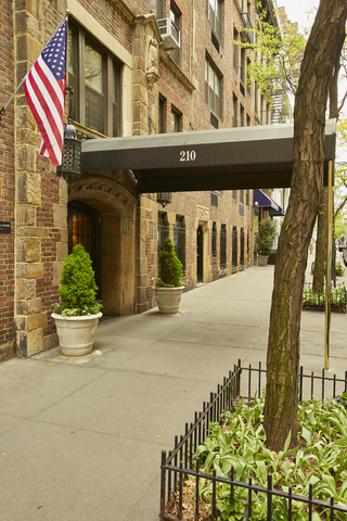 210 E 73rd St, Manhattan, NY 10021 - Photo 3 of 4