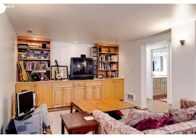 1303 Northeast Gertz Road Portland, OR 97211 - Photo 14 of 16 Gallery Image 14