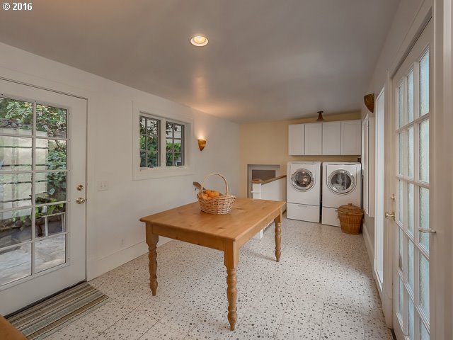 11829 Southwest Riverwood Road Portland, OR 97219 - Photo 14 of 30 Gallery Image 14