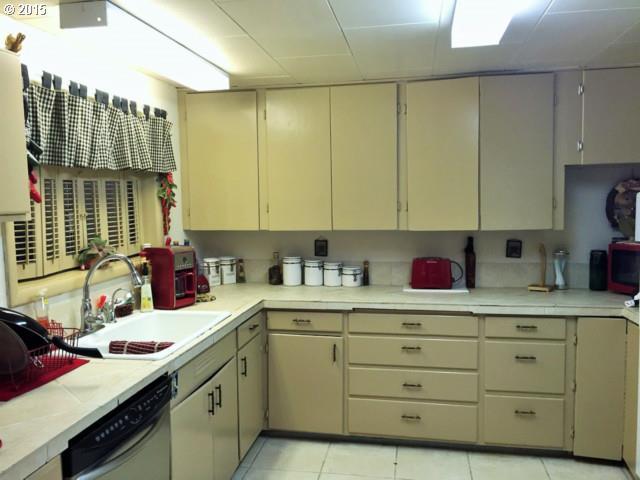 421 Southeast Wells Road Oakland, OR 97462 - Photo 9 of 16 Gallery Image 9
