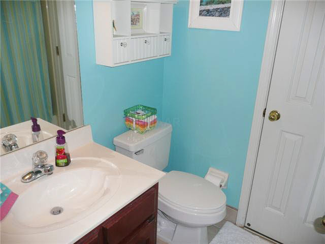 807 Planters Ridge Drive Collierville, TN 38017 - Photo 17 of 25 FYI, this bathroom has now been painted a neutral color!