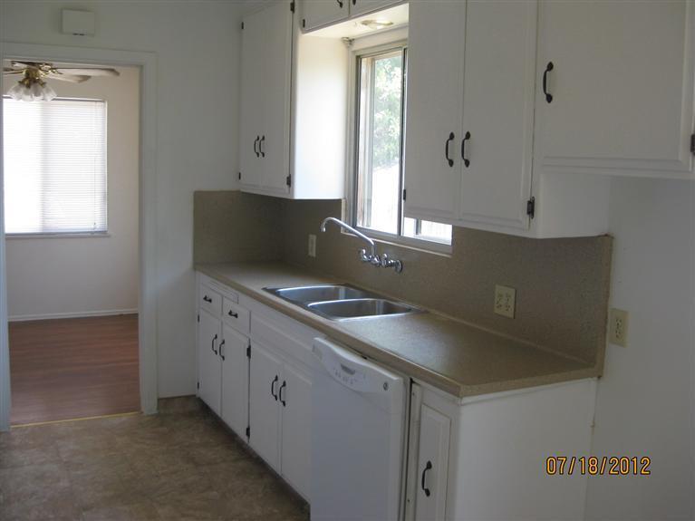 1816 Locust Ravine Bakersfield, CA 93306 - Photo 13 of 19 Gallery Image 13