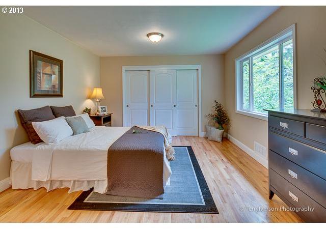 4933 Southwest 18th Place Portland, OR 97239 - Photo 9 of 16