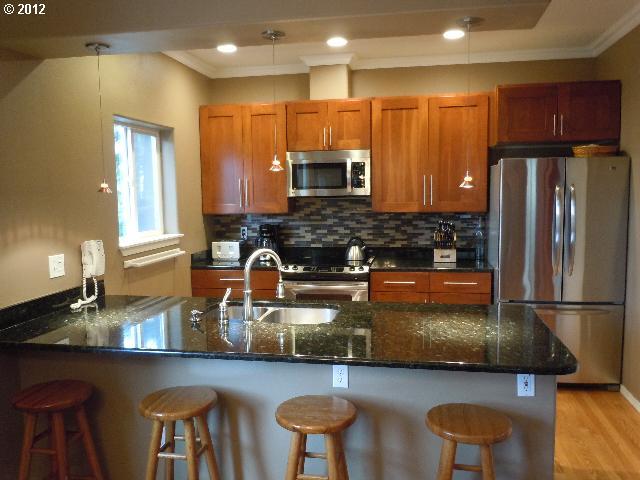 6042 Southwest 33rd Place Portland, OR 97239 - Photo 2 of 12 Gallery Image 2
