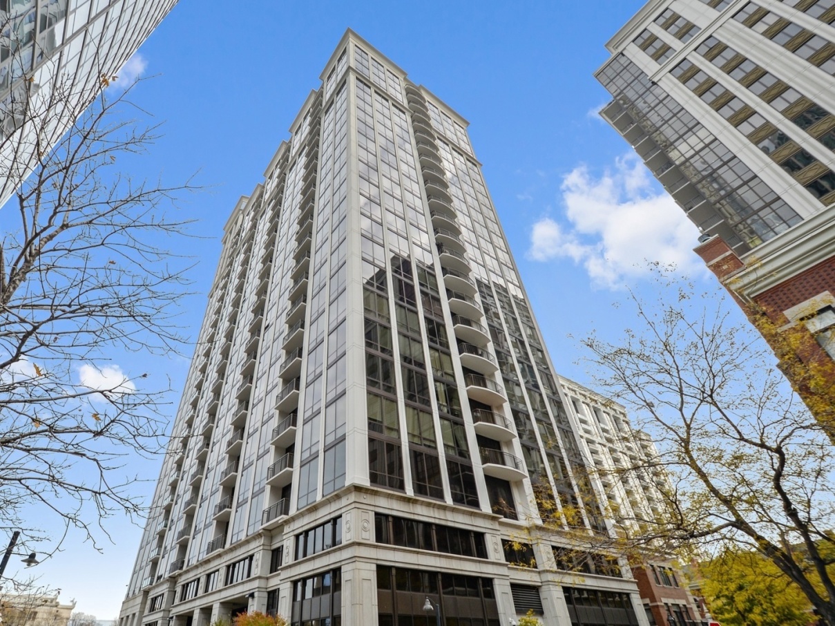 233 E 13th St in Chicago, IL Compass