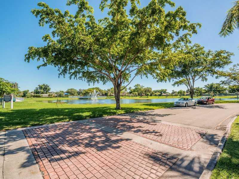 21733 Southwest 99th Avenue Miami, FL 33190 - Photo 17 of 18