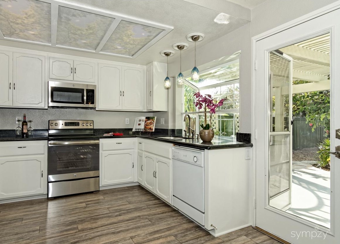 912 Alyssum Road Carlsbad, CA 92011 - Photo 3 of 25