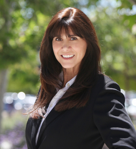 Headshot of Lisa Barnes