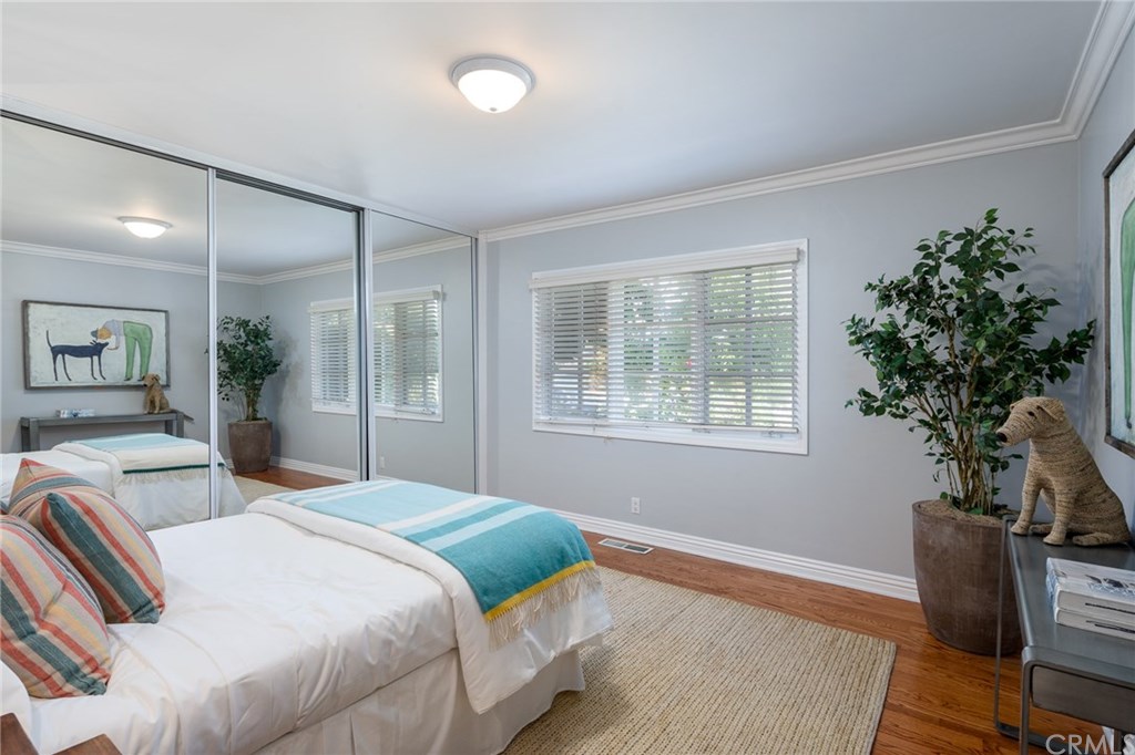 1437 La Perla Avenue Long Beach, CA 90815 - Photo 22 of 43 Main floor guest bed 2.