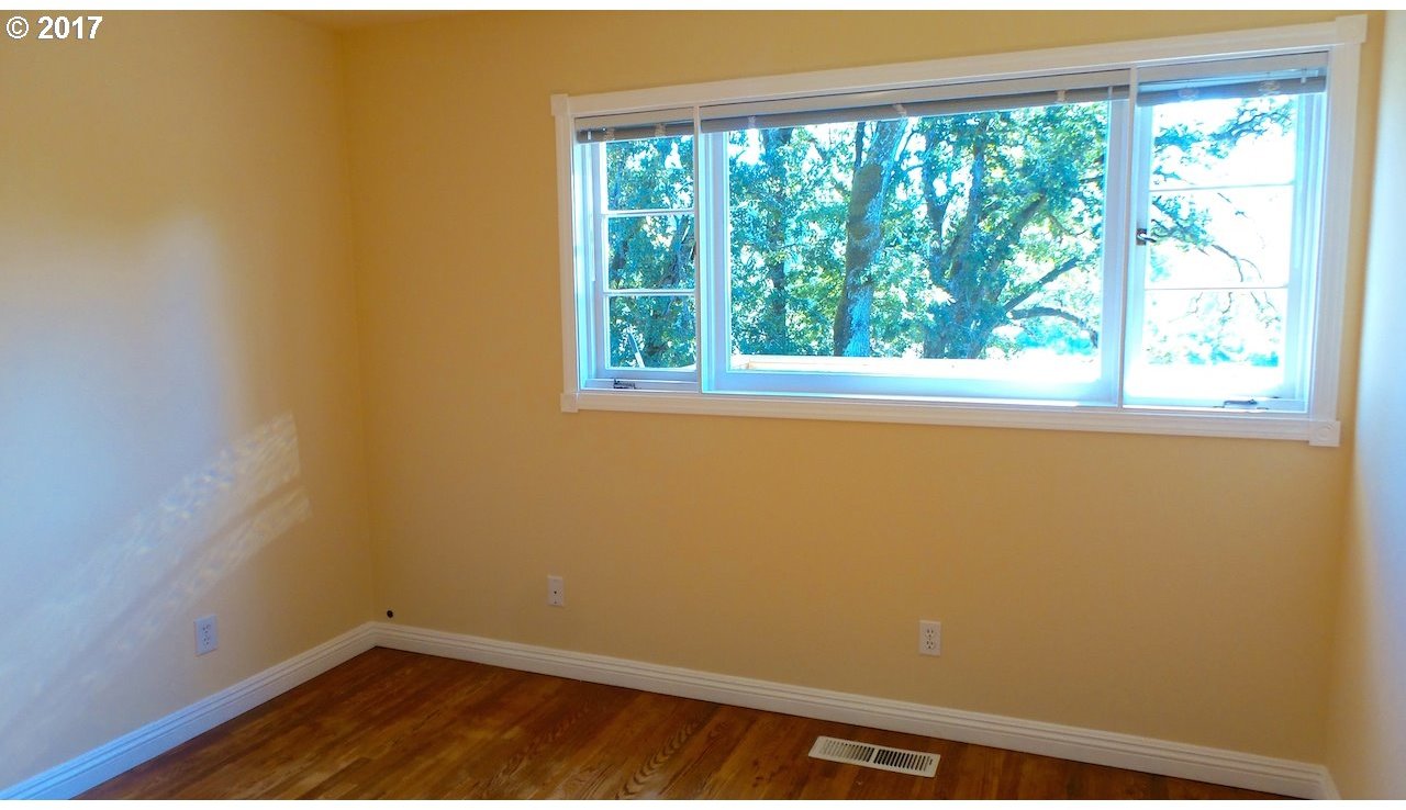 4077 Colonial Road Roseburg, OR 97471 - Photo 20 of 32 Gallery Image 20