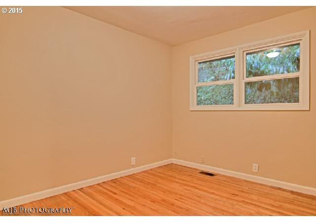 9232 Southwest 44th Avenue Portland, OR 97219 - Photo 10 of 13 Gallery Image 10