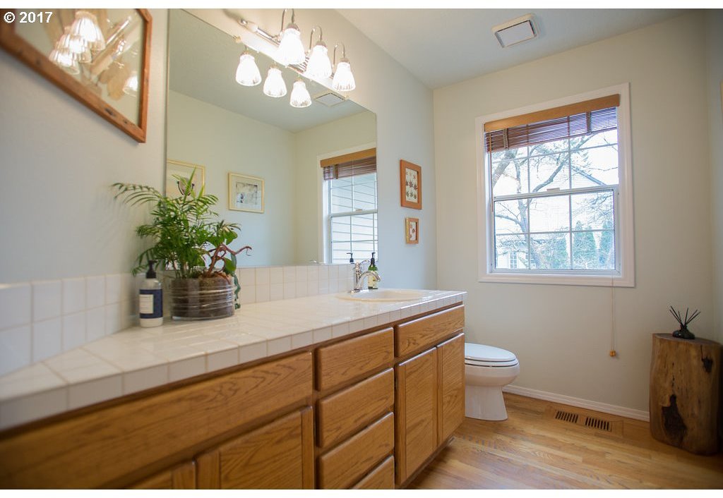 10737 Southwest Inverness Court Portland, OR 97219 - Photo 3 of 32 Gallery Image 3