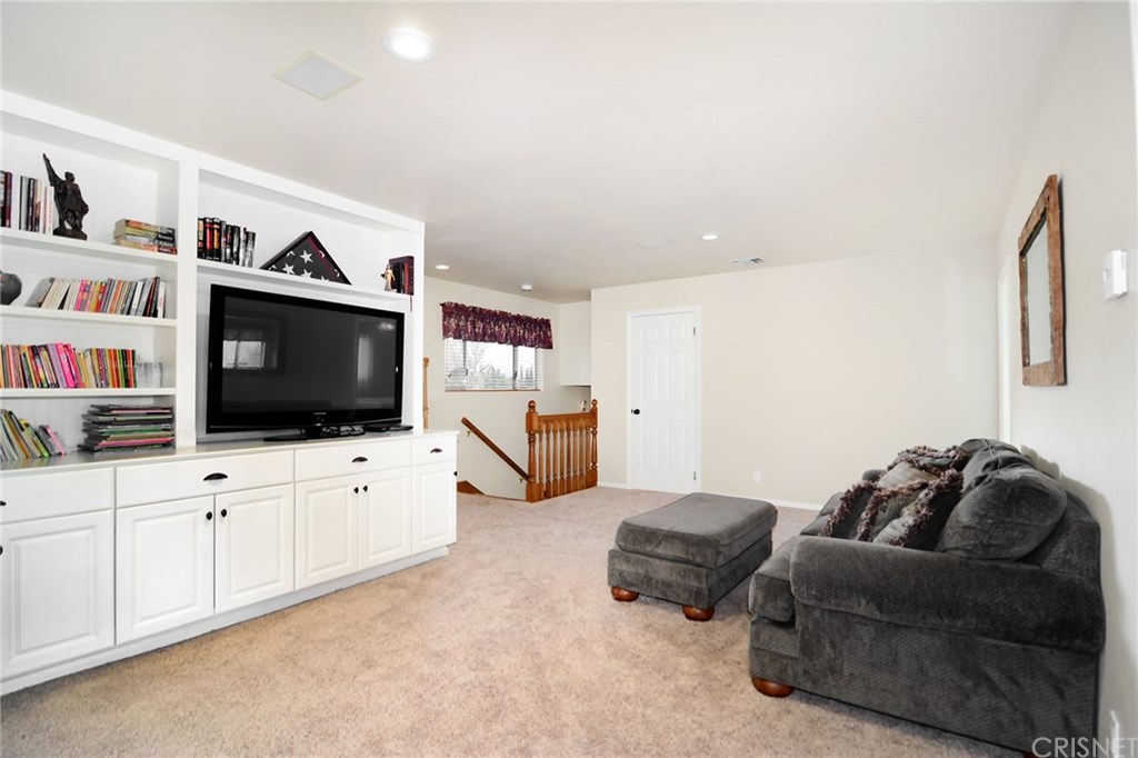 11361 Gaviota Avenue Granada Hills, CA 91344 - Photo 9 of 33