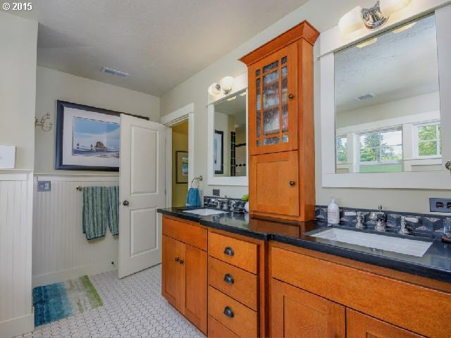 2935 Southwest Custer Street Portland, OR 97219 - Photo 10 of 16 Gallery Image 10
