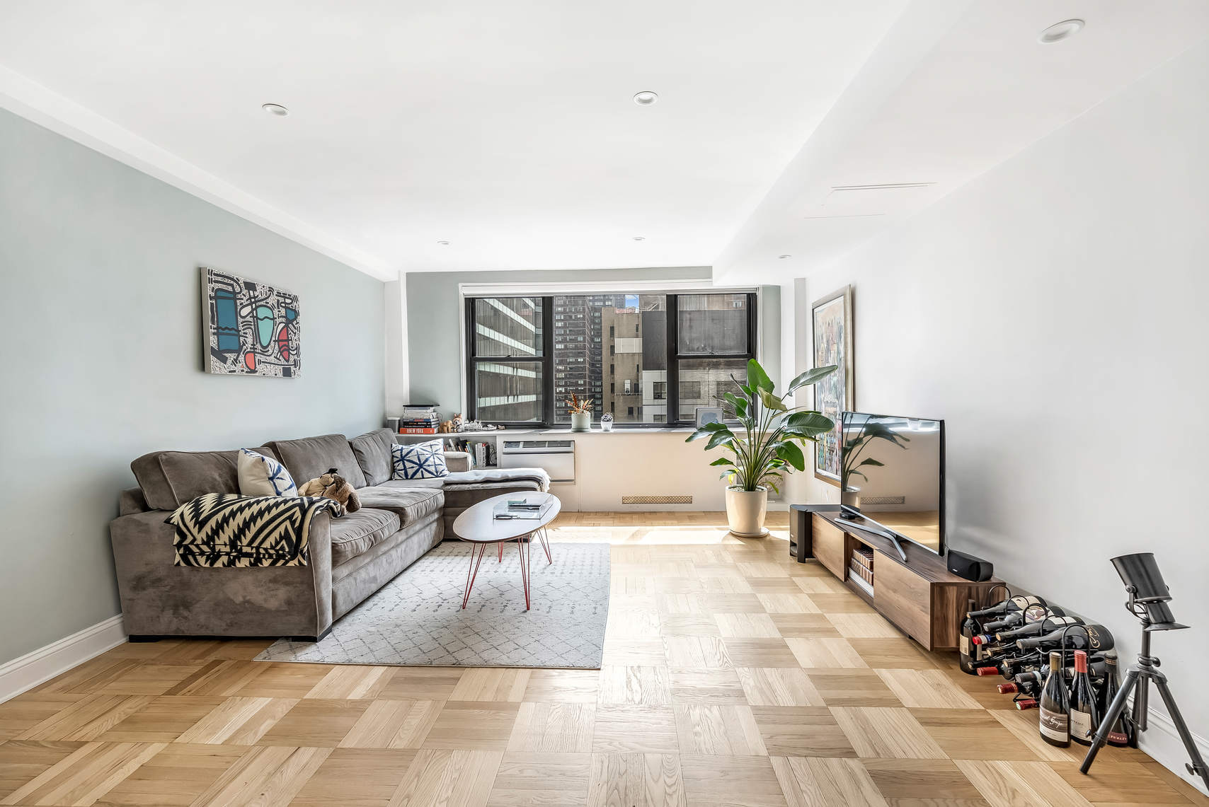 235 East 57th Street, Unit 17C Manhattan, NY 10022 - Photo 2 of 8