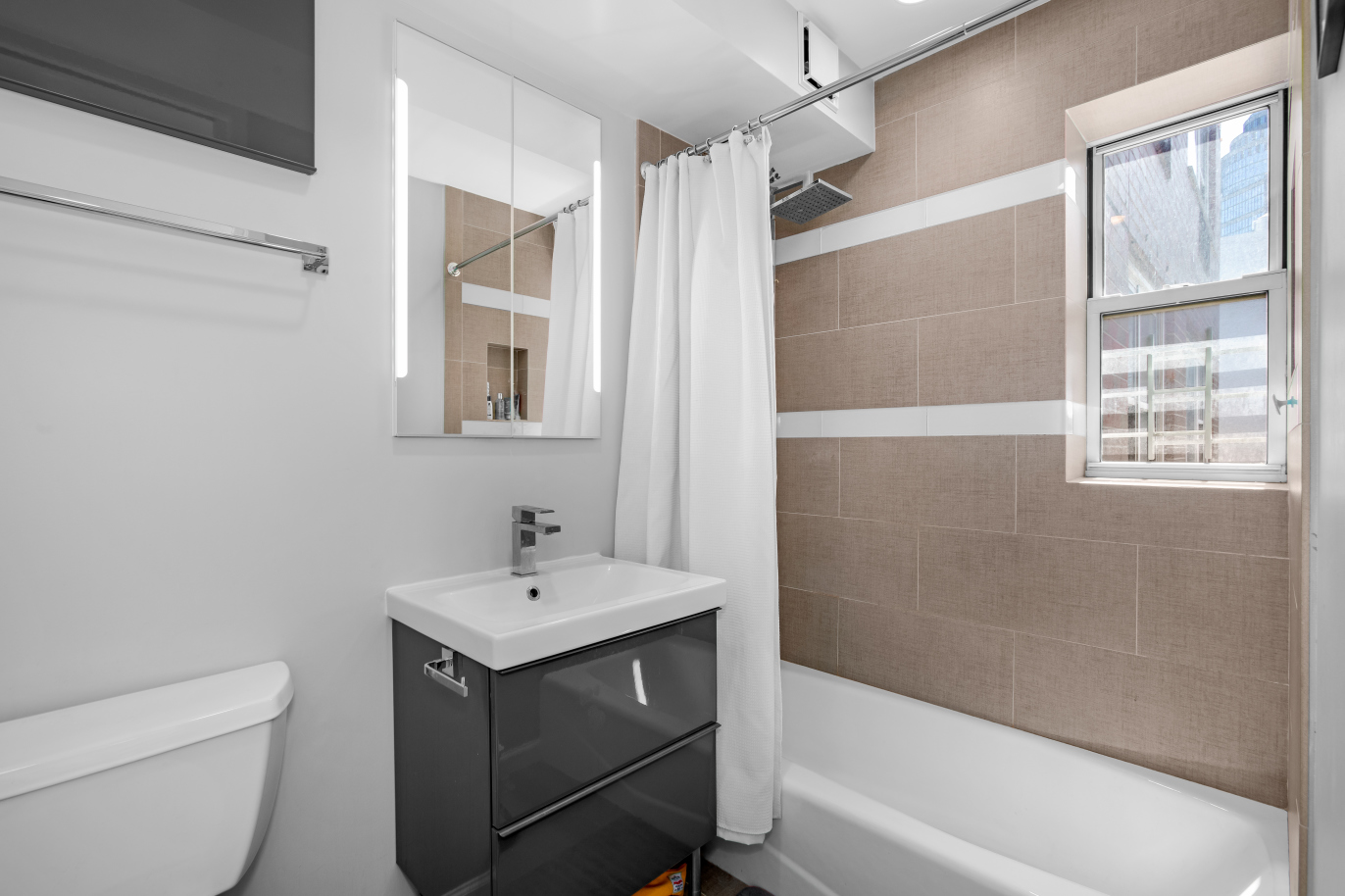 130 East 63rd Street, Unit 10A Manhattan, NY 10065 - Photo 7 of 10