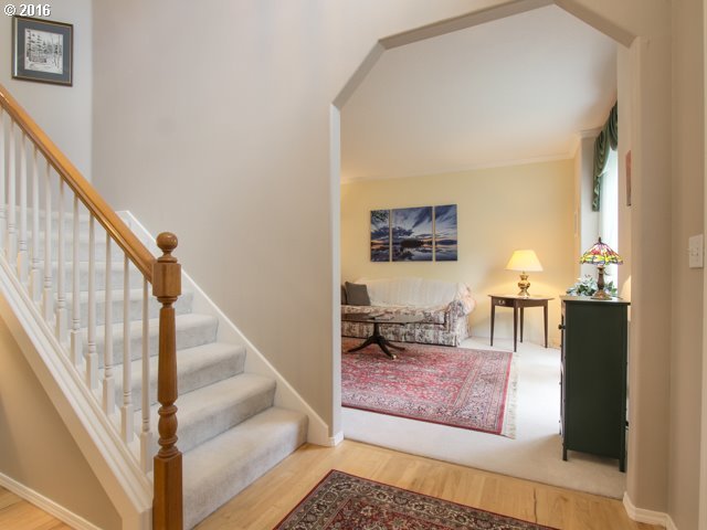 10236 Southwest Stuart Court Tigard, OR 97224 - Photo 5 of 32 Gallery Image 5