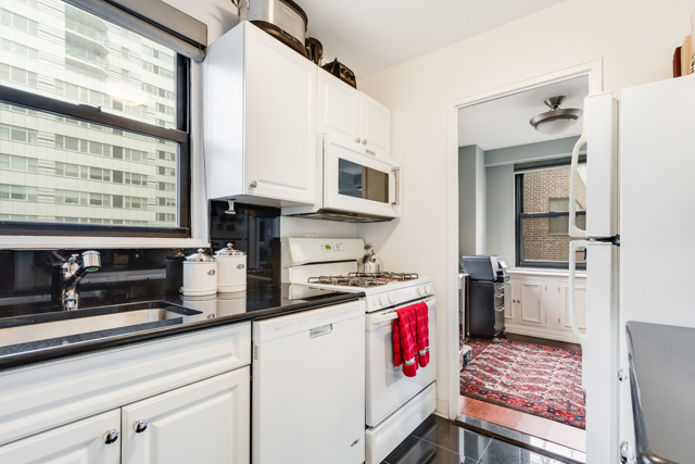 233 East 69th Street, Unit 11H Manhattan, NY 10021 - Photo 4 of 9