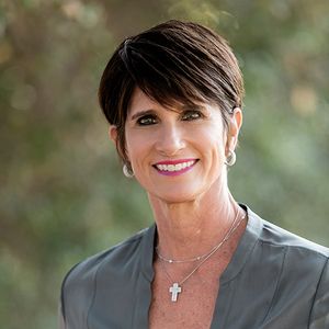 Christine Navarro, Agent in  - Compass