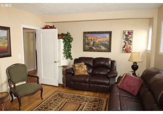 9906 Northeast Campaign Street Portland, OR 97220 - Photo 11 of 16