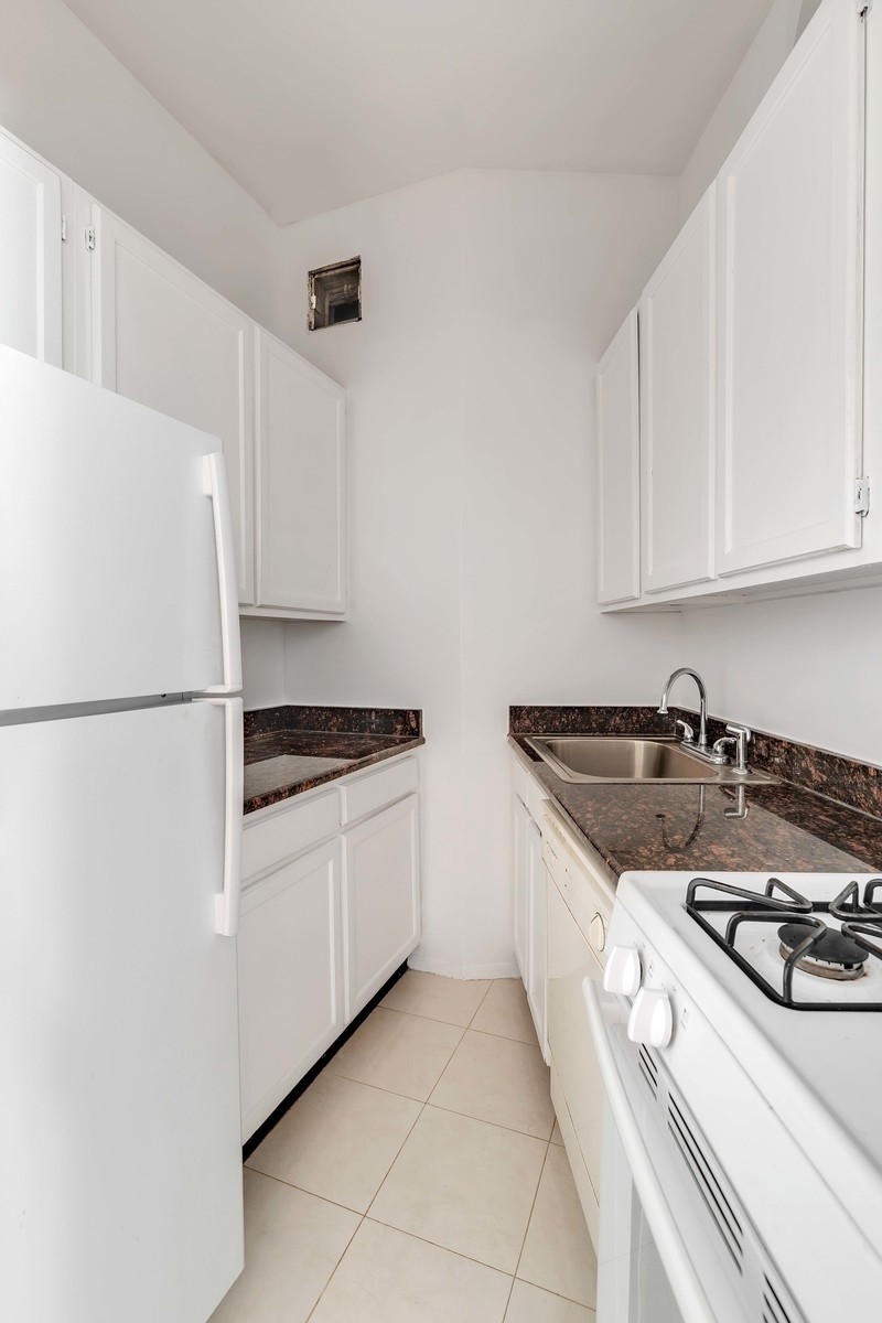 215 West 84th Street, Unit 507A Manhattan, NY 10024 - Photo 5 of 7