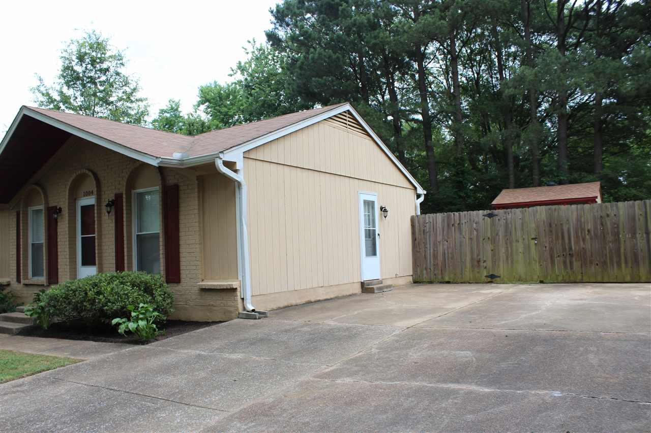 1004 Greencliff Road Collierville, TN 38017 - Photo 3 of 16 Plenty of room to add covered parking with convenience of side entry door