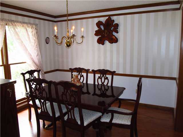 112 Walnut Ridge Lane Memphis, TN 38018 - Photo 5 of 25 Open to the living room and adjacent to the kitchen is the formal dining roon with lovely ceiling moulding and chair rail detail. GREAT entertaining flow! GREAT party house! Continuation of wood laminate floors seamlessly flows from living room.