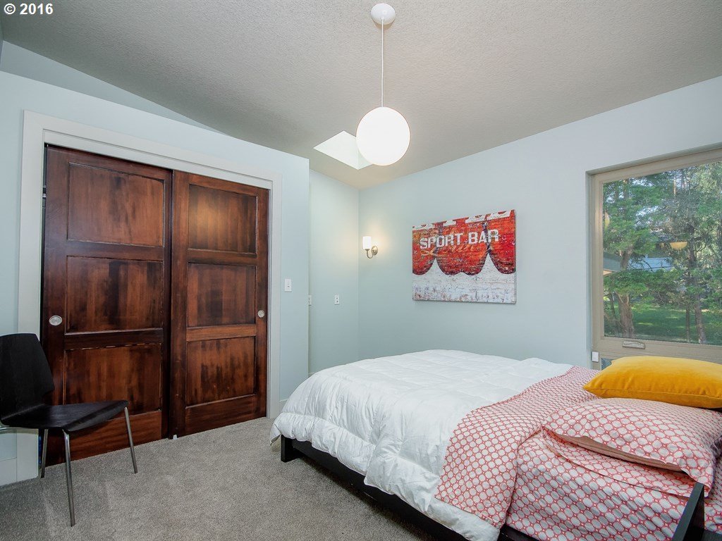 1934 Southwest Moss Street Portland, OR 97219 - Photo 19 of 29 Gallery Image 19