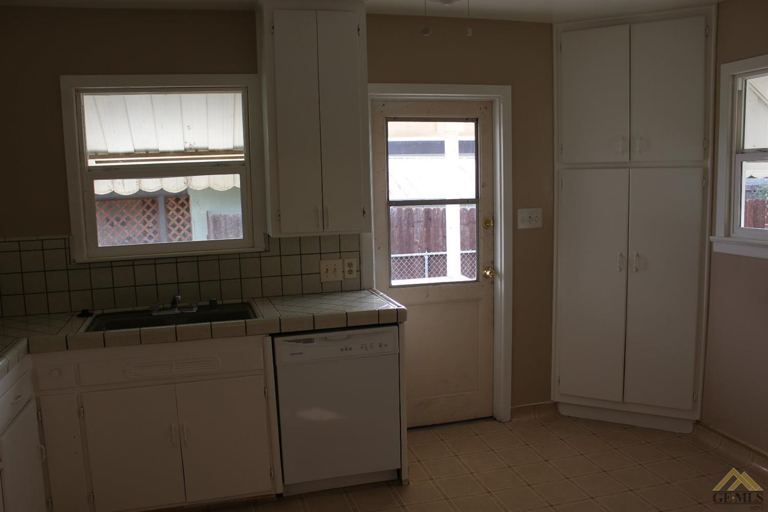 431 Sequoia Drive Bakersfield, CA 93308 - Photo 6 of 13