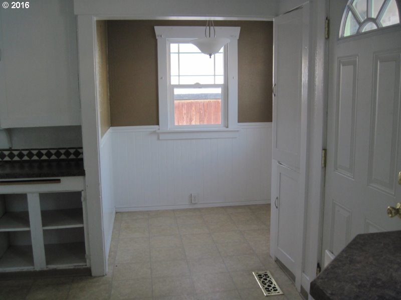 207 Southwest Hailey Avenue Pendleton, OR 97801 - Photo 13 of 29