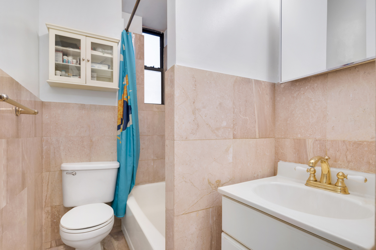 142 East 49th Street, Unit 3C Manhattan, NY 10017 - Photo 5 of 9