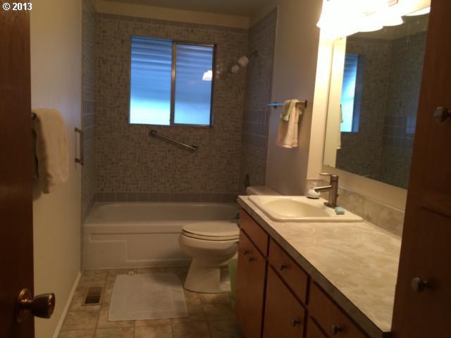 1280 Stanfield Road Woodburn, OR 97071 - Photo 6 of 10 Gallery Image 6