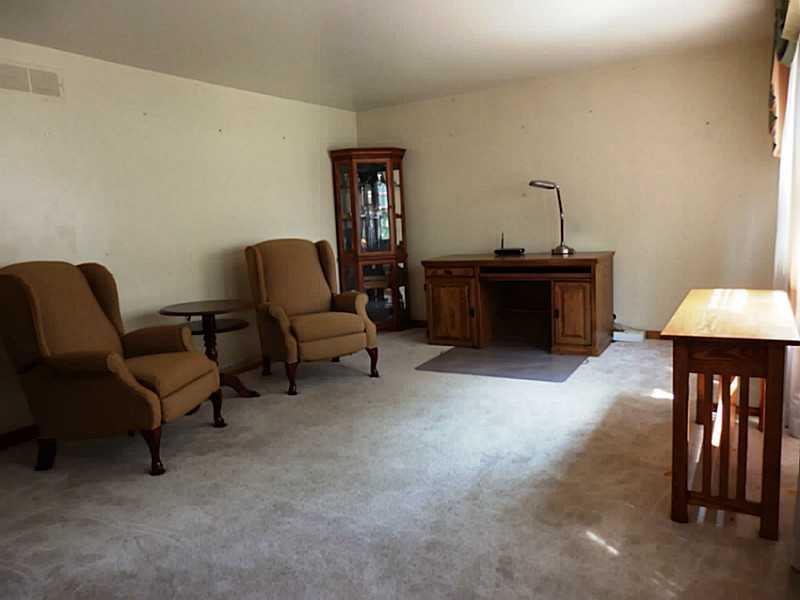 107 Phillips Lane McKees Rocks, PA 15136 - Photo 3 of 20 Gallery Image 3
