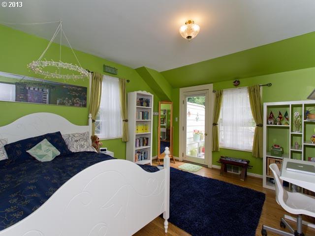 743 Southwest Chestnut Street Portland, OR 97219 - Photo 11 of 16 Gallery Image 11