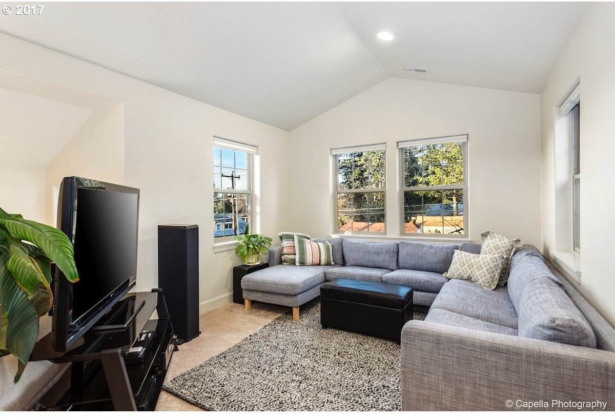 5406 Southwest Taylors Ferry Road Portland, OR 97219 - Photo 11 of 28