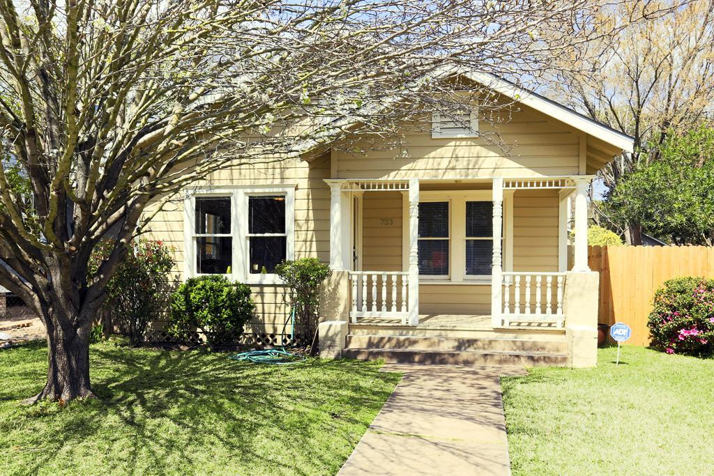 Charming classic Heights bungalow available for lease. Adorable 2/1 heights bungalow. Walking distance to great neighborhood restaurants