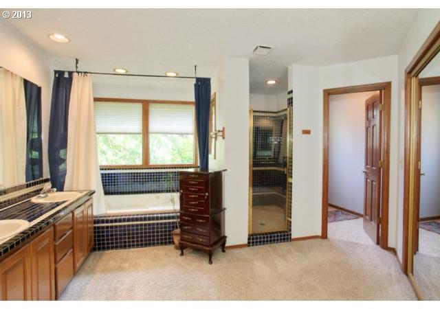 17043 Southwest Rivendell Drive Portland, OR 97224 - Photo 8 of 15 Gallery Image 8
