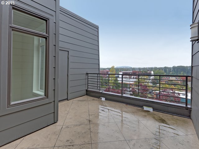 4632 Southwest Kelly Avenue Portland, OR 97239 - Photo 15 of 17