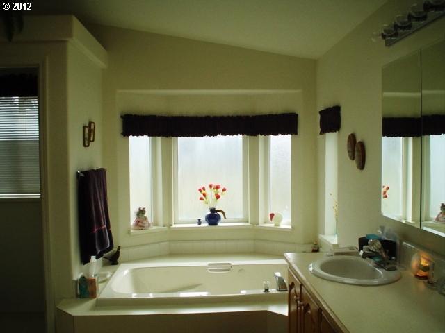 838 Henderson Road Hood River, OR 97031 - Photo 14 of 16 Gallery Image 14
