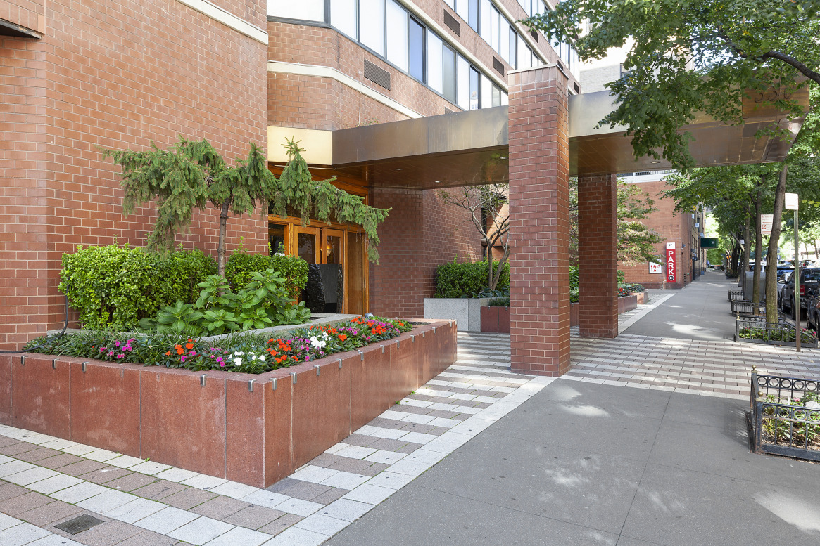 330 East 75th Street, Unit 36C Manhattan, NY 10021 - Photo 7 of 9