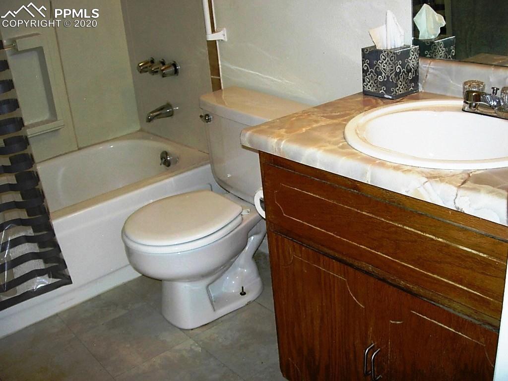 714 Prairie Road, Unit A & #B Colorado Springs, CO 80909 - Photo 21 of 23 Unit B Second full bath located in second bedroom.