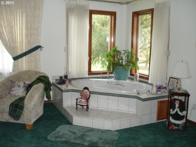 8045 Southwest Peters Road Portland, OR 97224 - Photo 6 of 10 Gallery Image 6