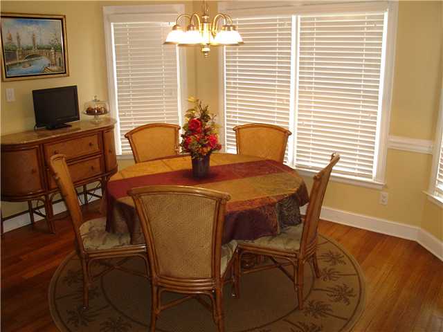 1270 Treaty Road Collierville, TN 38017 - Photo 6 of 10 Breakfast room adjoins the kitchen and overlooks the pool and waterfall...relax with a cup of coffee and watch the kids play.