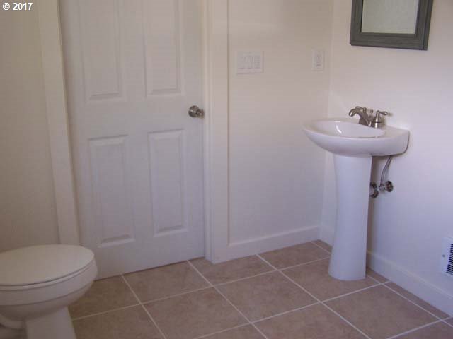1226 Juniper Avenue Reedsport, OR 97467 - Photo 9 of 30 Gallery Image 9