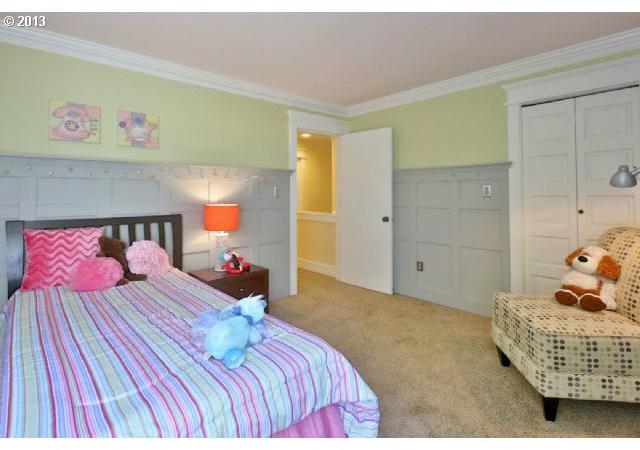 243 Southwest Palatine Hill Road Portland, OR 97219 - Photo 8 of 16 Gallery Image 8
