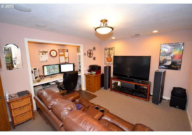 17355 North Bank Road Roseburg, OR 97470 - Photo 12 of 16 Gallery Image 12
