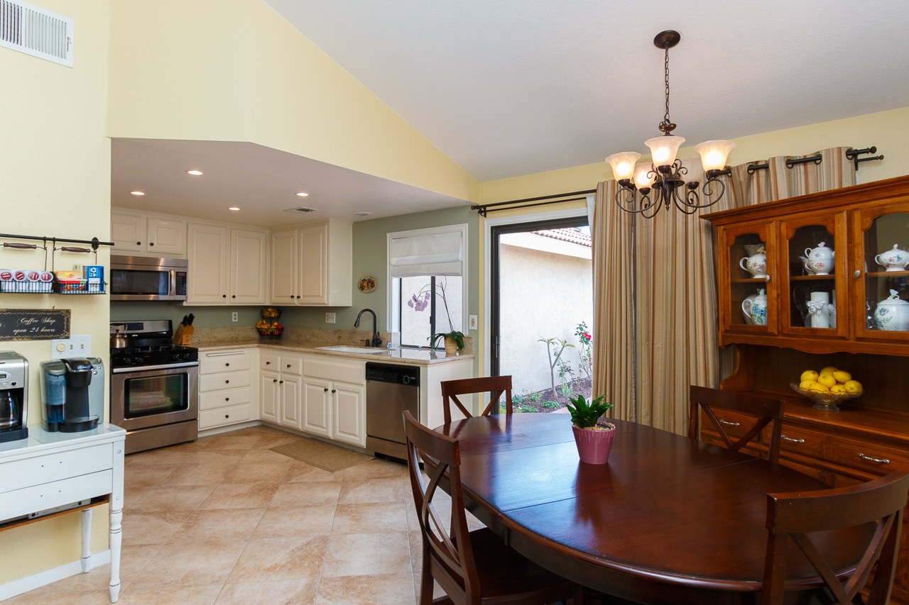 2040 Crosscreek Road Chula Vista, CA 91913 - Photo 5 of 25 View from dining/family room to kitchen.
