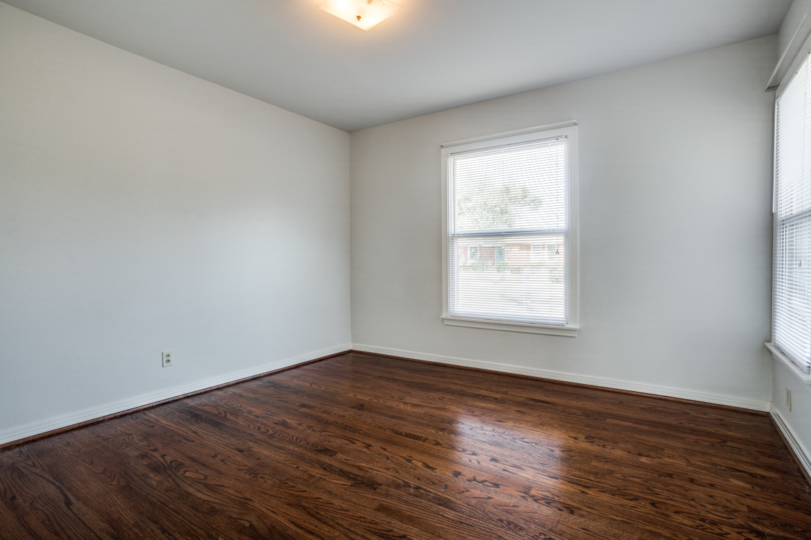 533 Hambrick Road Dallas, TX 75218 - Photo 4 of 8