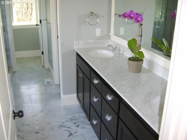 3515 Southwest Custer Street Portland, OR 97219 - Photo 9 of 16 Gallery Image 9