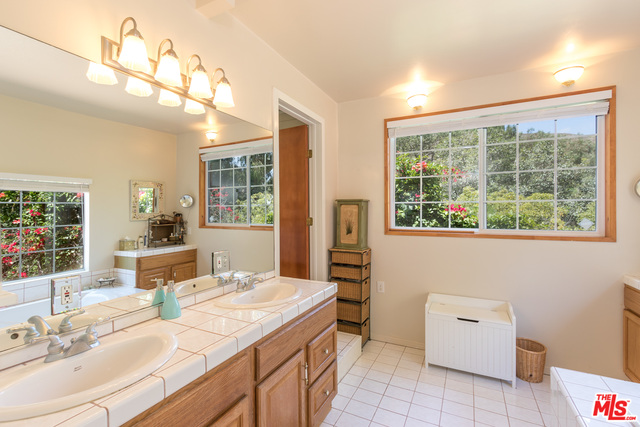 29737 Cuthbert Road Malibu, CA 90265 - Photo 13 of 35